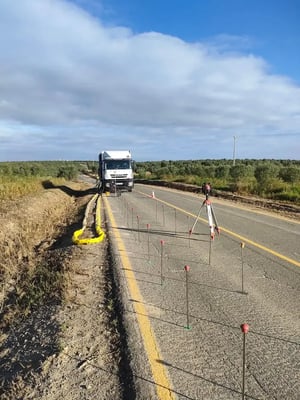 intervención con inyecciones de resinas expansivas Uretek Geoplus para consolidar el terreno de la explanada de una carretera provincial
