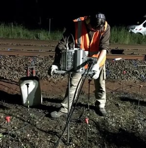 realización de ensayo penetrométrico junto a línea ferroviaria
