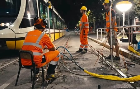 intervención con inyecciones de resinas realizada por Uretek mientras se mantiene el tráfico del tranvía