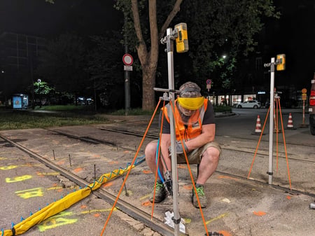 Inyección de resina en el terreno de cimentación mientras la intervención es monitorizada con un sistema láser de alta precisión