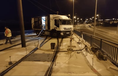 Camión taller de Uretek en las vías del tranvía