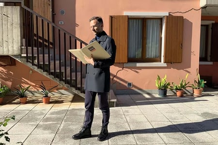 Especialista de Uretek durante una inspección