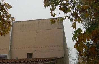 Vivienda unifamiliar con grietas en fachada