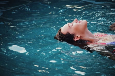 Mujer en el interior de una piscina