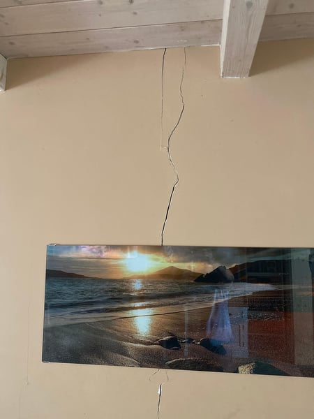 Grieta vertical en pared interior