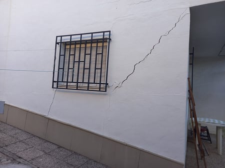 Grieta diagonal junto a la ventana