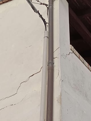 Grietas en las paredes de un edificio