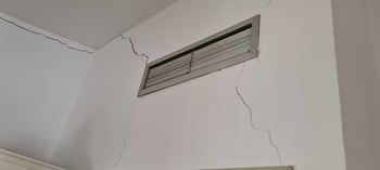 Grietas en las paredes de una habitación