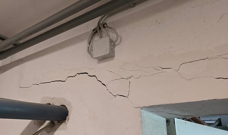 Grieta estructural en la pared