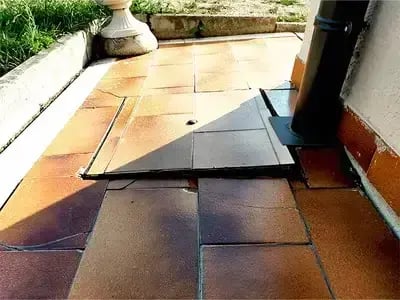 suelo desnivelado por problemas en el terreno de cimentación