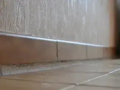 suelo de vivienda hundido y rodapié en su posición original, mostrando así el hundimiento
