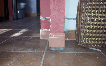 Hundimiento del suelo en el interior de una vivienda