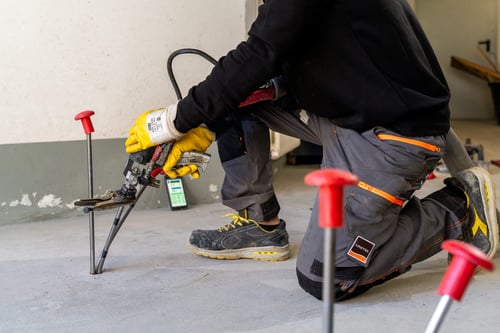 trabajador de Uretek realizando inyecciones de resina en el terreno a través de una perforación de tamaño reducido
