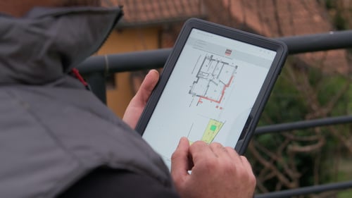 técnico de Uretek comprueba el plano de una vivienda donde se encuentran marcadas las zonas donde se debe realizar la intervención