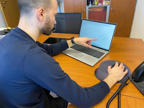 técnico de Uretek delante de un ordenador estudiando un caso para ver cuál es la mejor forma de intervenir