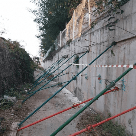 grietas en muro de contención de jardín por movimiento del terreno