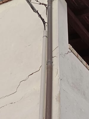 Grieta en la fachada de un edificio