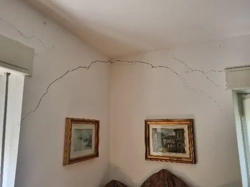 Grietas en las paredes en el interior de un vivienda