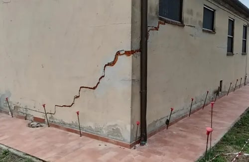 Grieta en forma de escalera en la fachada de un edificio