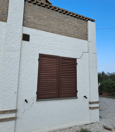 Grieta diagonal en la fachada de una vivienda por retracción del terreno arcilloso
