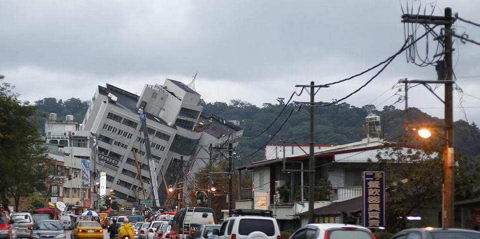 Edificio tras un terremoto