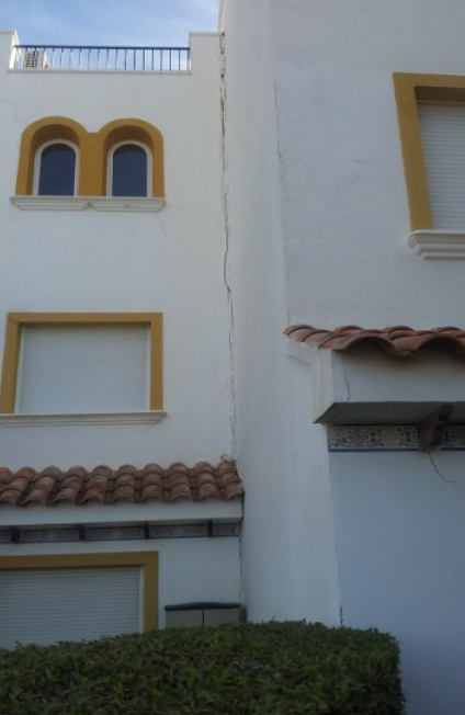 Grietas en la fachada