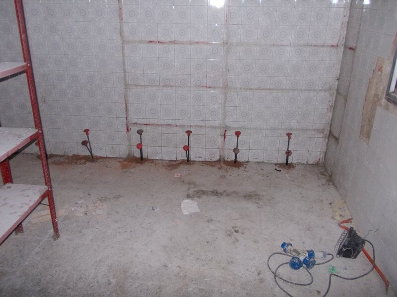 Inyecciones de resina en el interior de la edificación