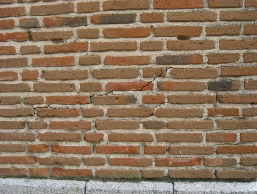 Grietas en la fachada