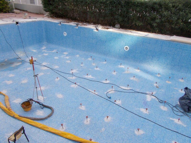 Inyecciones de resina en el vaso de la piscina