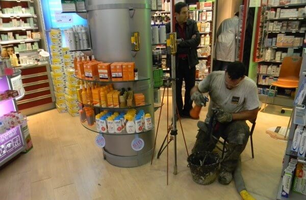 Inyecciones de resina en el interior de una farmacia
