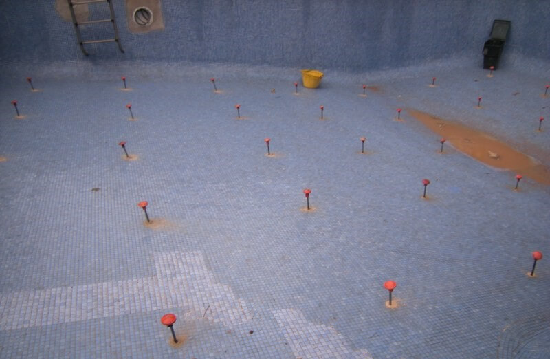 Inyecciones de resina en el fondo de la piscina