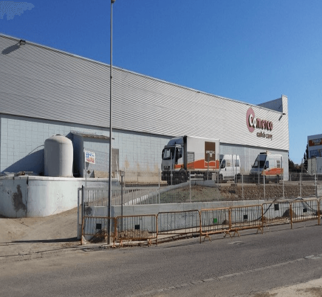 Fachada de la nave con el camión