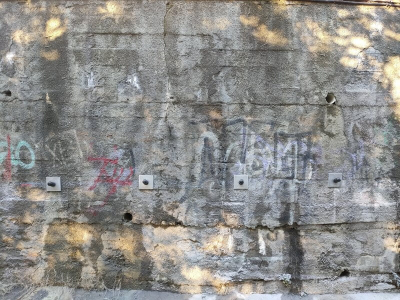 Intervención de microanclajes en un muro