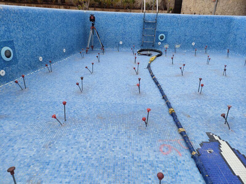 Inyecciones en el interior del vaso de la piscina