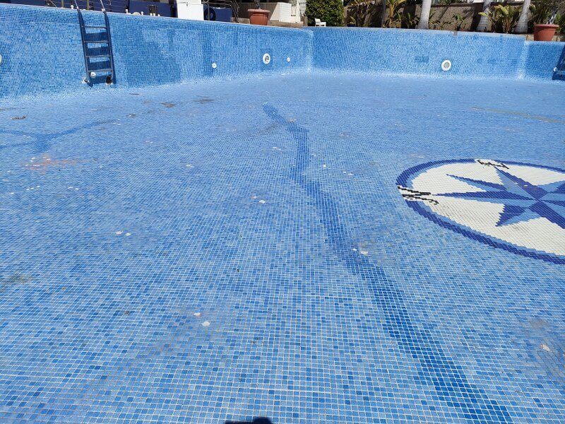 Perforaciones selladas en el interior de la piscina