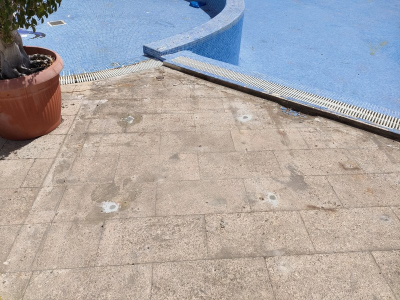 Perforaciones selladas en la playa de la piscina