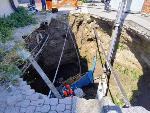 Trabajador de Uretek en el interior de la cavidad bajo la carretera