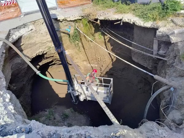Operario de Uretek bajando al interior de la cavidad