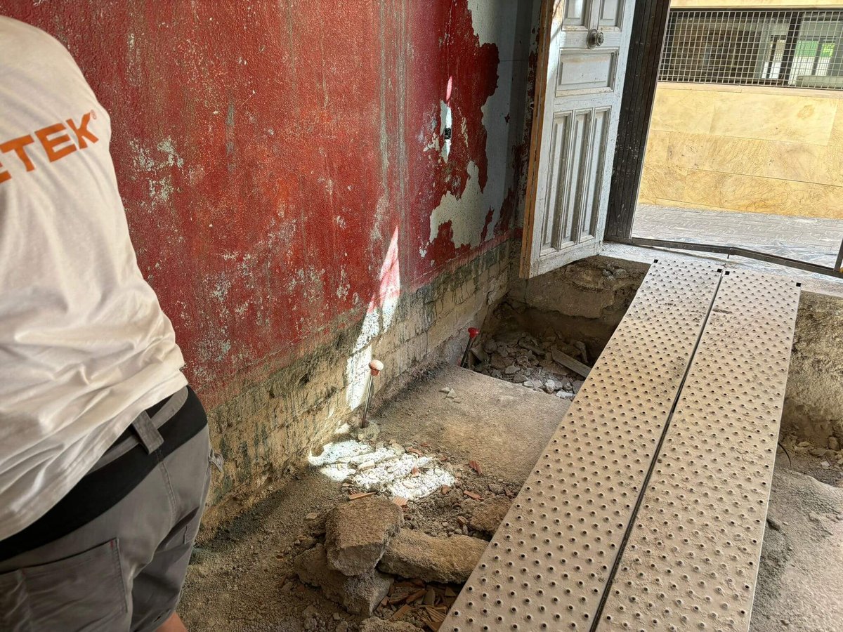Puntos de inyección de resina en el muro de cimentación