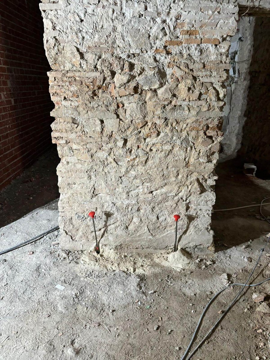 Puntos de inyección de resina en una columna del edificio