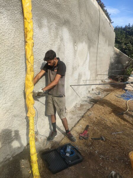 Colocación de microanclaje en el muro de contención