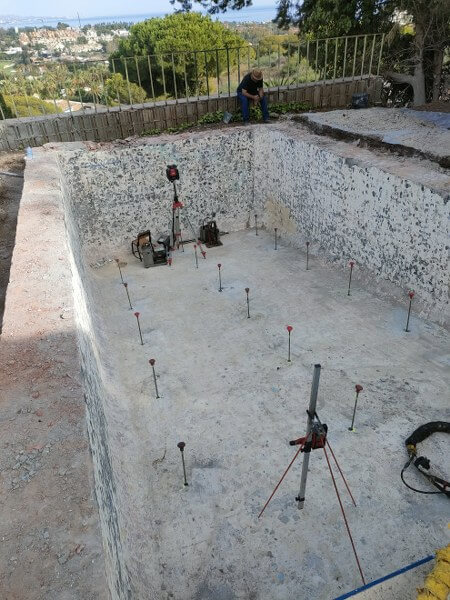 Consolidación del terreno bajo la cimentación de la piscina