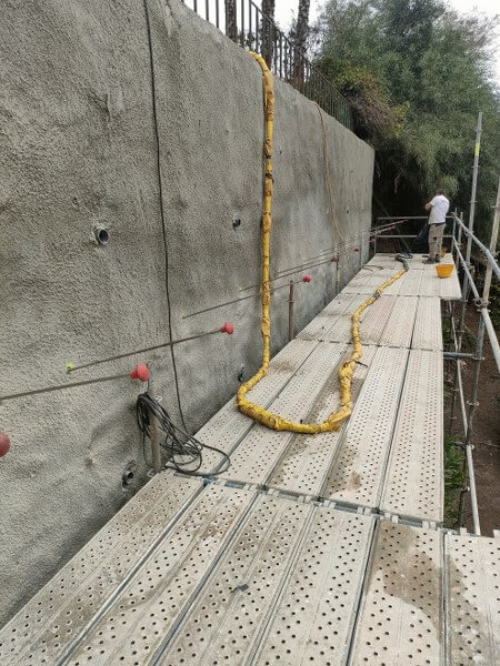 instalación de microanclajes para el anclaje del muro de contención de la vivienda