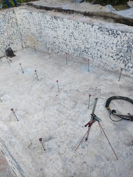 malla de inyecciones de resina bajo el vaso de la piscina