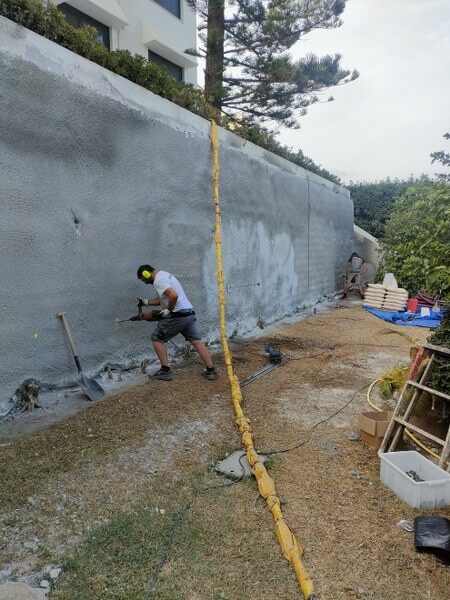 Perforación del muro para la colocación de los microanclajes
