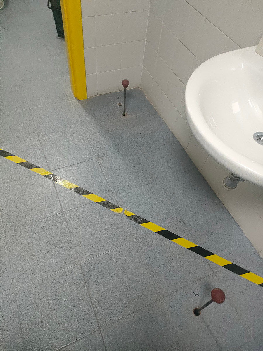 Inyecciones de resina en el interior del baño del centro de salud