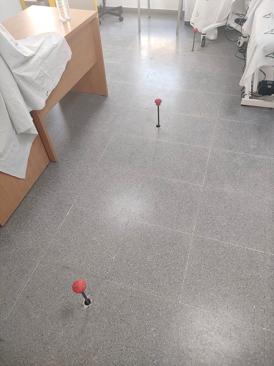 Puntos de inyección de resina en el interior de una de las consultas médicas