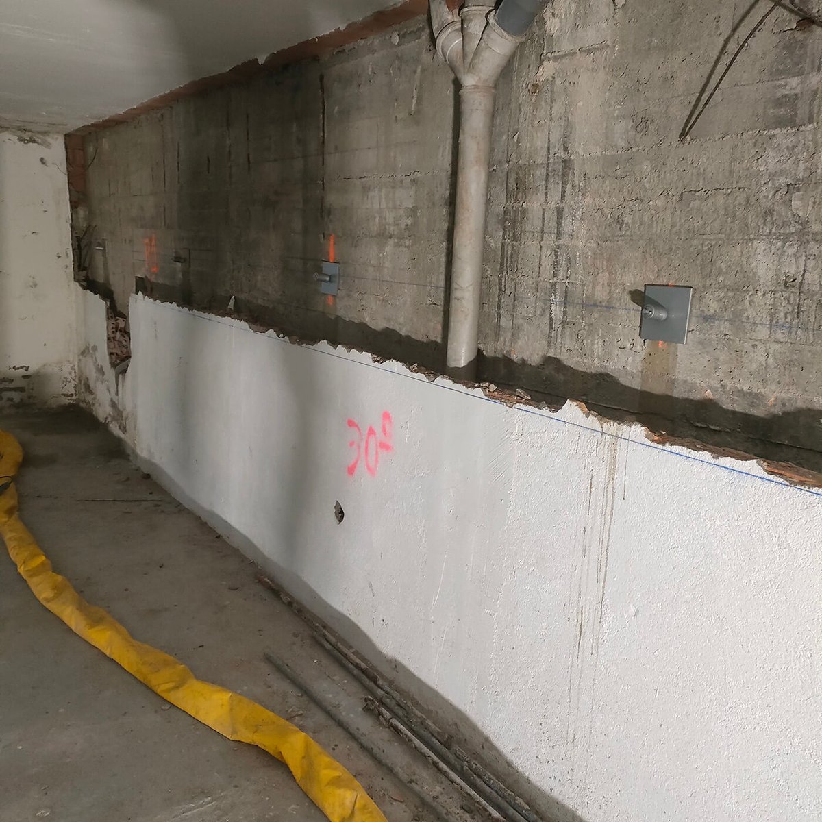Instalación de microanclajes finalizada en el muro de contención