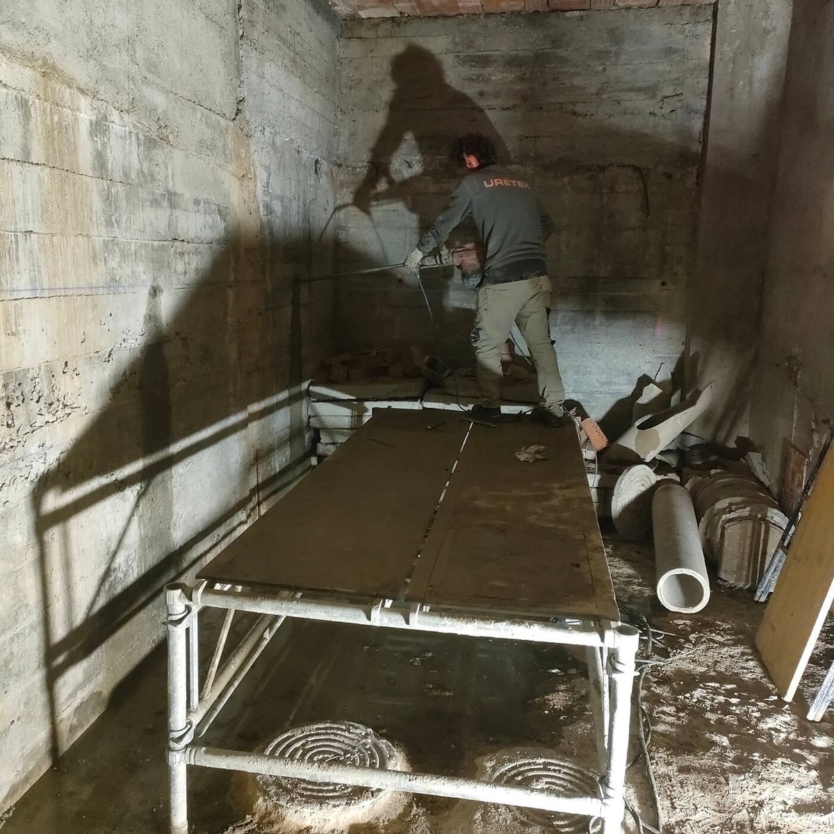 Operario de Uretek perforando el muro