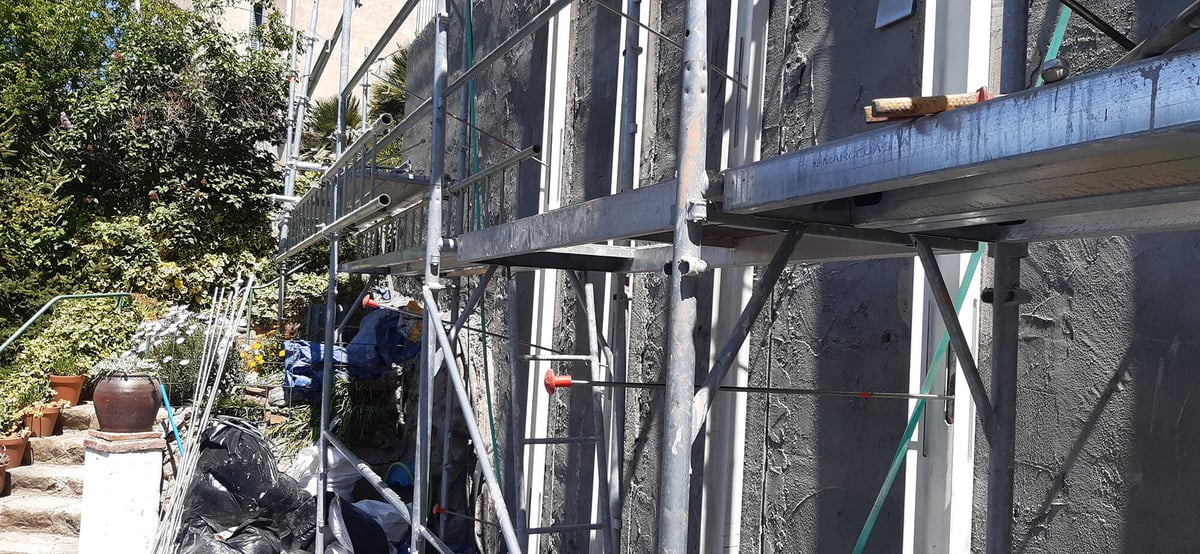 Plano detalle de una fila de anclajes en el muro